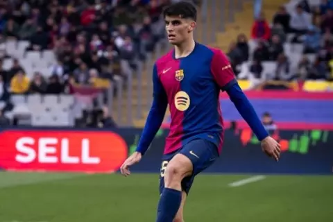 برشلونة يعلن خضوع مدافعه لجراحة ناجحة في اليد